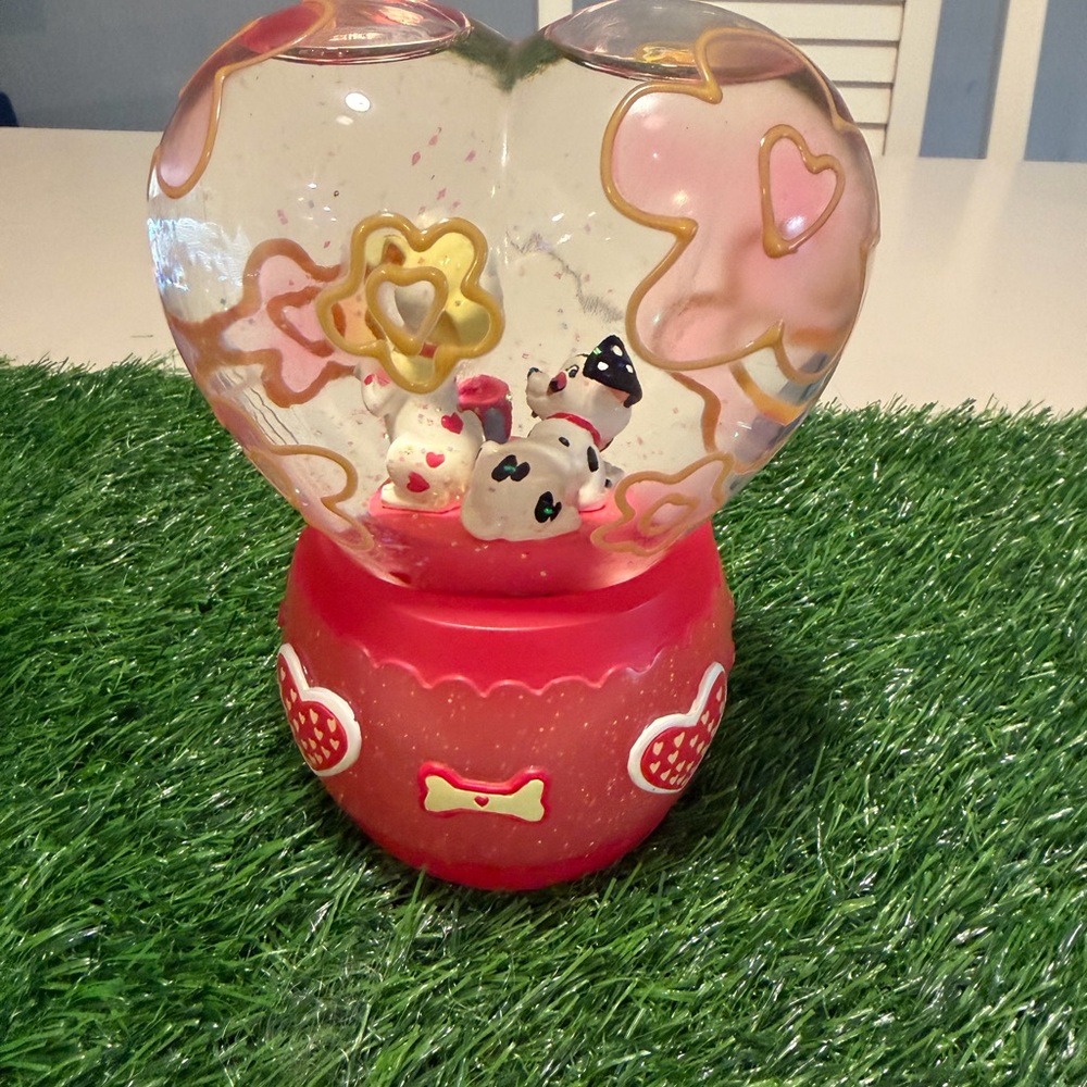 101 Dalmatians Valentine's Heart Globe Wind Up Music Works - Picture 5 of 5